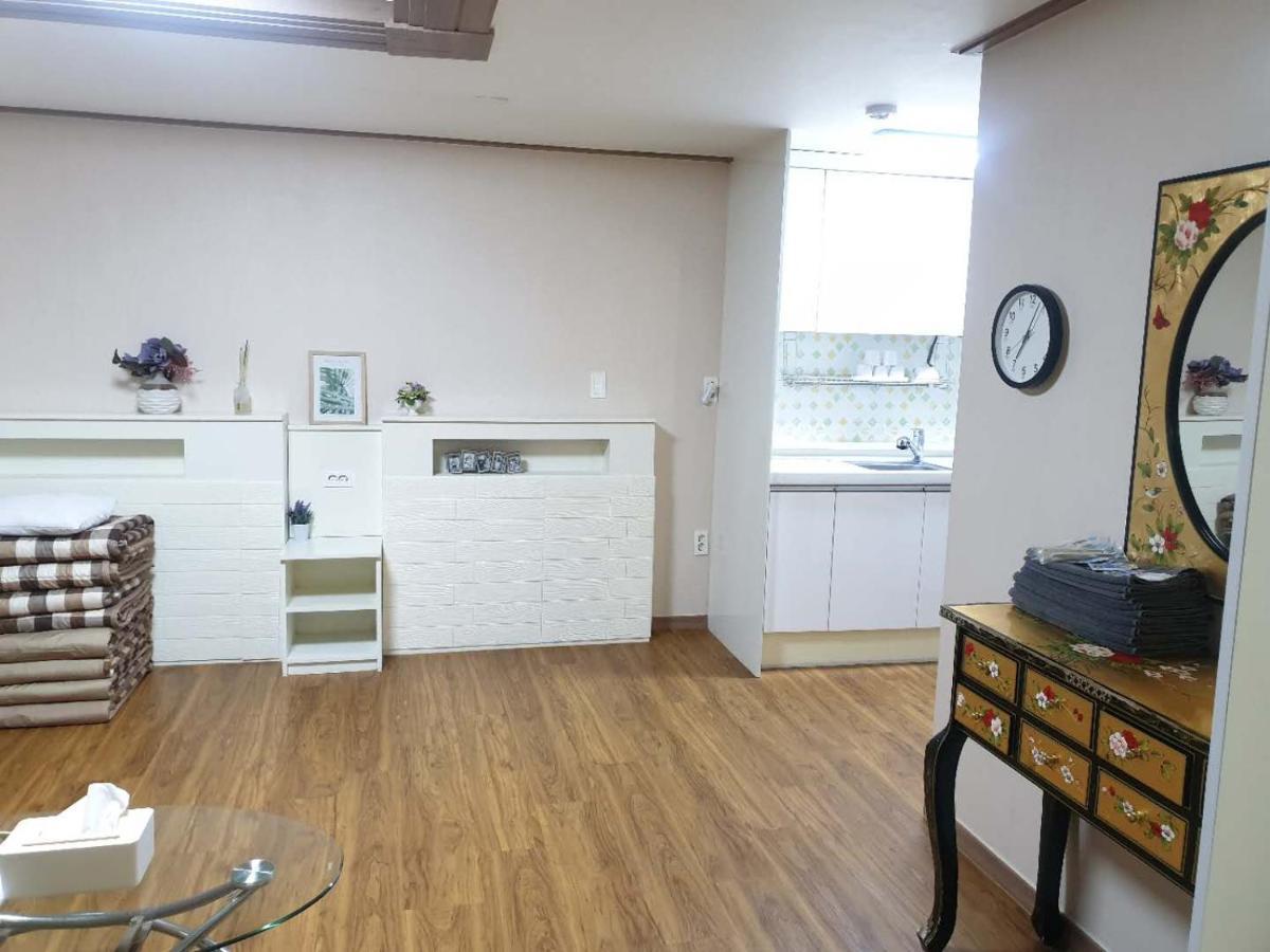 Hy Choi Hostel Seogwipo Esterno foto