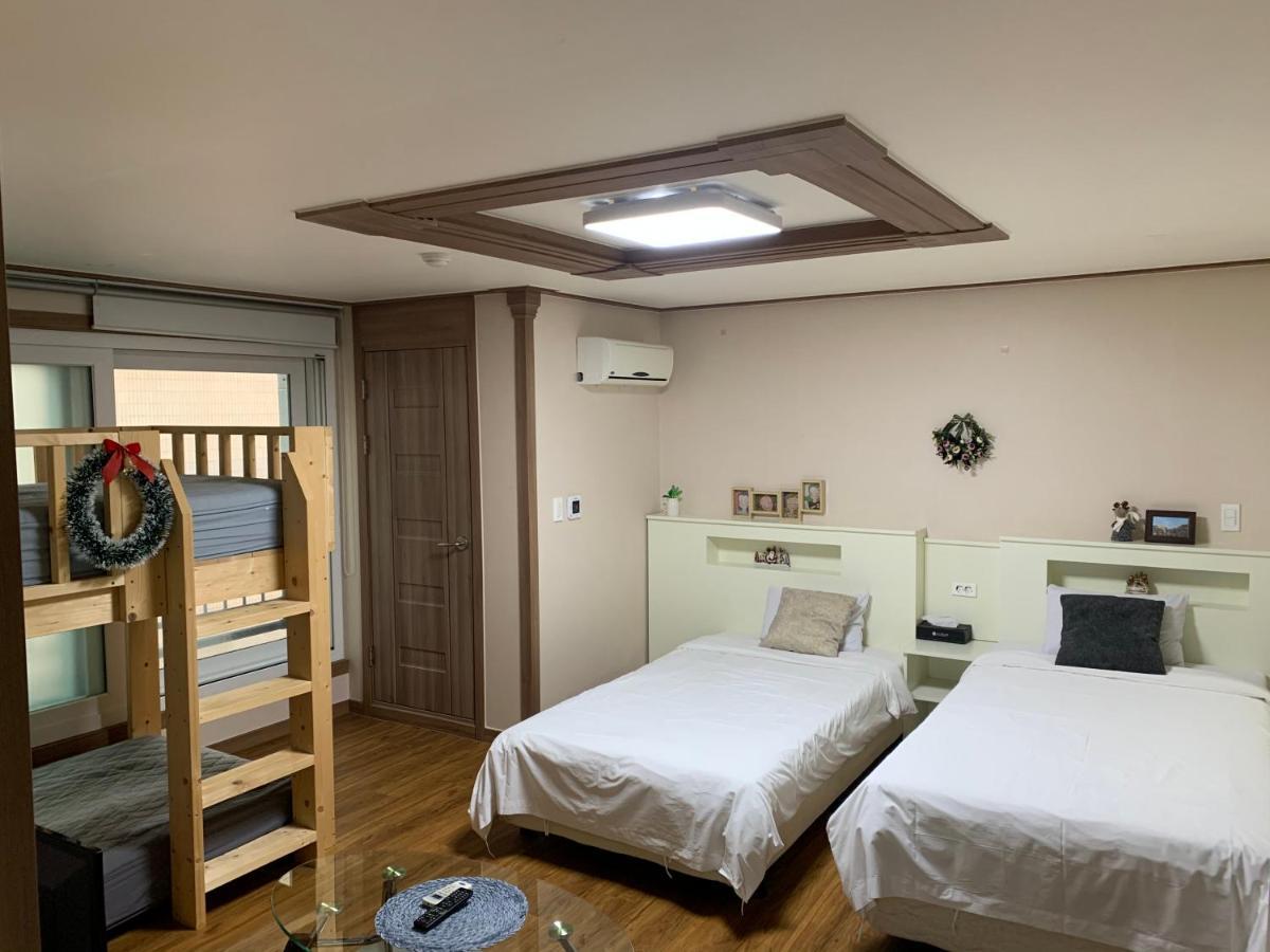 Hy Choi Hostel Seogwipo Esterno foto