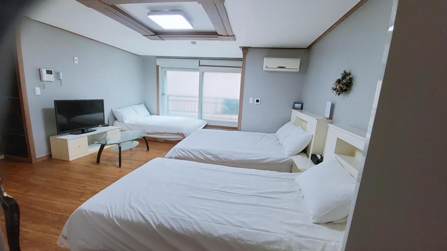 Hy Choi Hostel Seogwipo Esterno foto