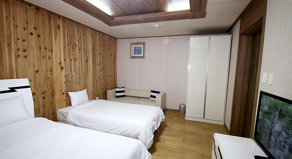 Hy Choi Hostel Seogwipo Esterno foto